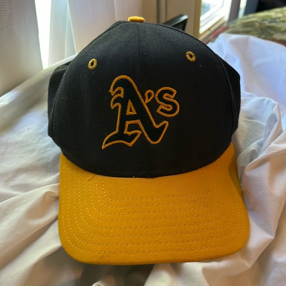 Vintage Black and Yellow New Era Pro Model Oakland A's Logo Cap - Picture 1 of 7